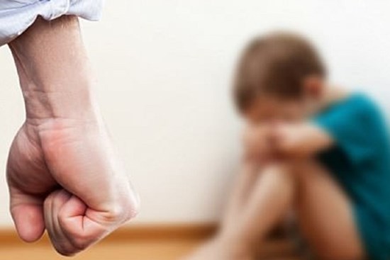 Sao lại có cách dạy con: “Mày khóc à, tao giết chết cha mày chừ”