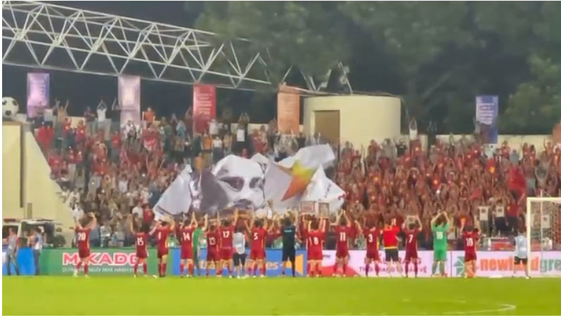 Hình ảnh xúc động sau trận thắng của U23 Việt Nam: Bác đang cùng chúng cháu hành quân-1
