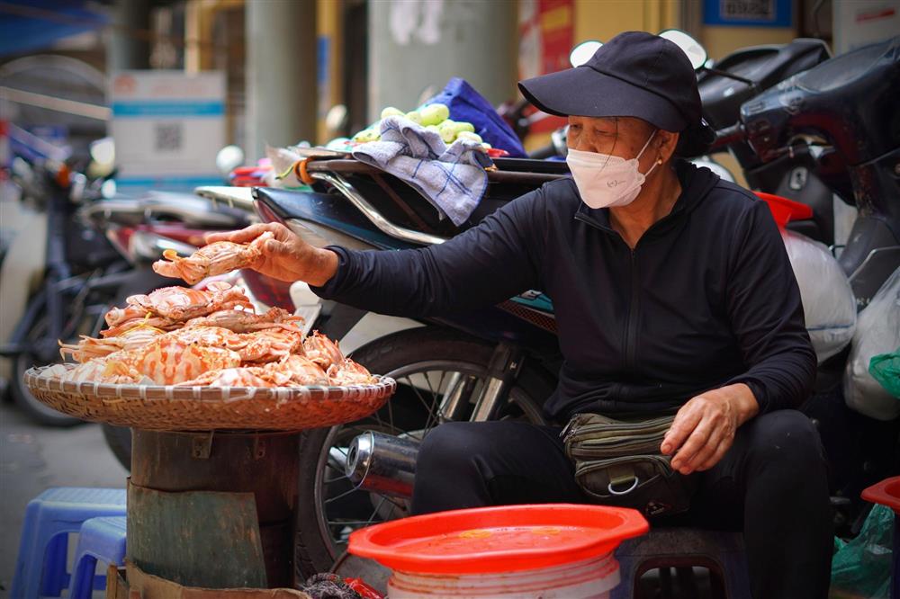 Mẹt ghẹ vỉa hè đắt nhất Hà Nội và lời đồn bà chủ U70 bán hàng rong tậu được biệt thự-1