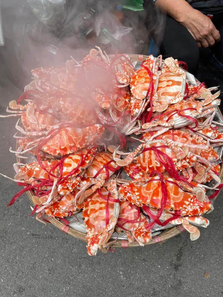 Mẹt ghẹ vỉa hè đắt nhất Hà Nội và lời đồn bà chủ U70 bán hàng rong tậu được biệt thự-10