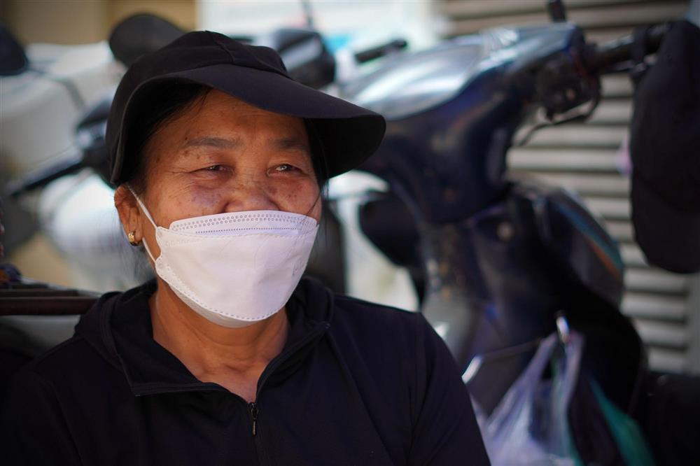 Mẹt ghẹ vỉa hè đắt nhất Hà Nội và lời đồn bà chủ U70 bán hàng rong tậu được biệt thự-11