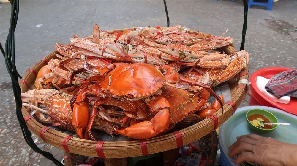Mẹt ghẹ vỉa hè đắt nhất Hà Nội và lời đồn bà chủ U70 bán hàng rong tậu được biệt thự-9
