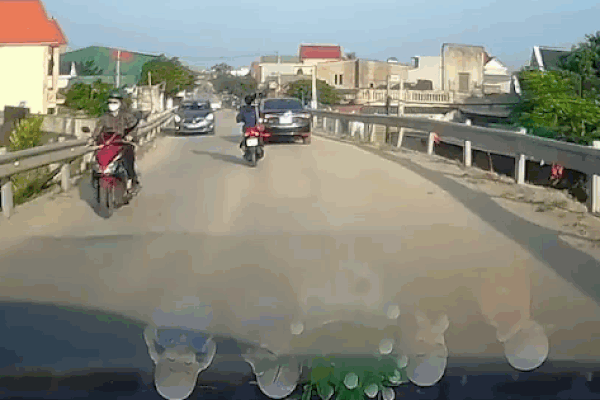 Người phụ nữ đầu trần phóng nhanh vượt ẩu gây tai nạn còn chửi bới người bị nạn