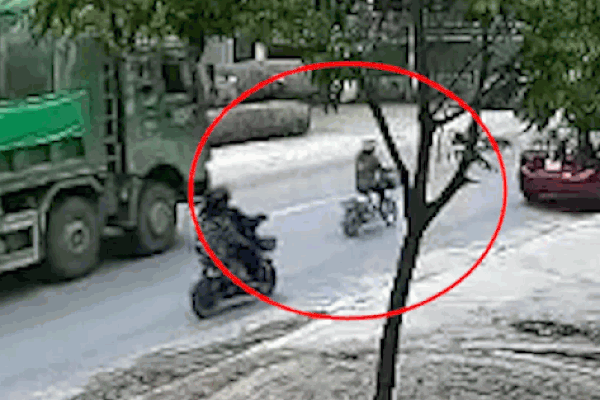 Tài xế mở cửa bất ngờ làm người phụ nữ đi xe đạp điện gặp nạn tử vong