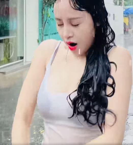 Bà Tưng Tung Clip Tắm Mưa, Mặc Áo Mỏng Tang Lồ Lộ Cả Nội Y | Tin Tức Online