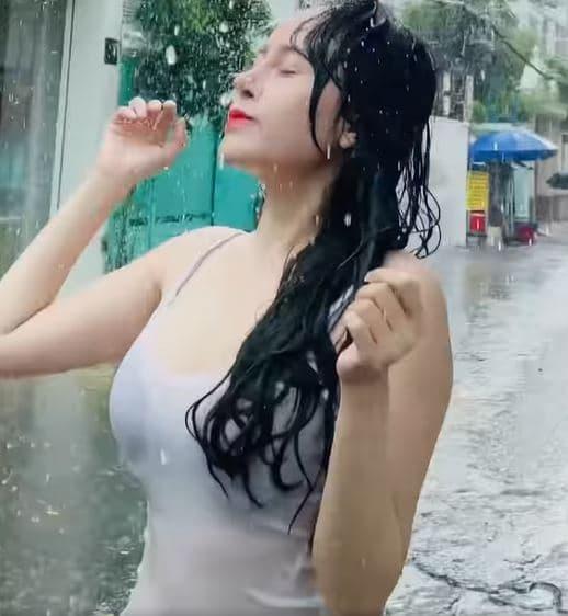 Bà Tưng tung clip tắm mưa, mặc áo mỏng tang lồ lộ cả nội y kém duyên-2
