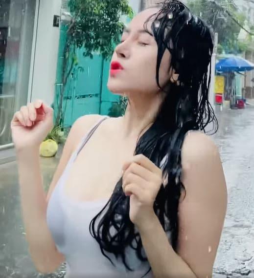 Bà Tưng tung clip tắm mưa, mặc áo mỏng tang lồ lộ cả nội y kém duyên-3
