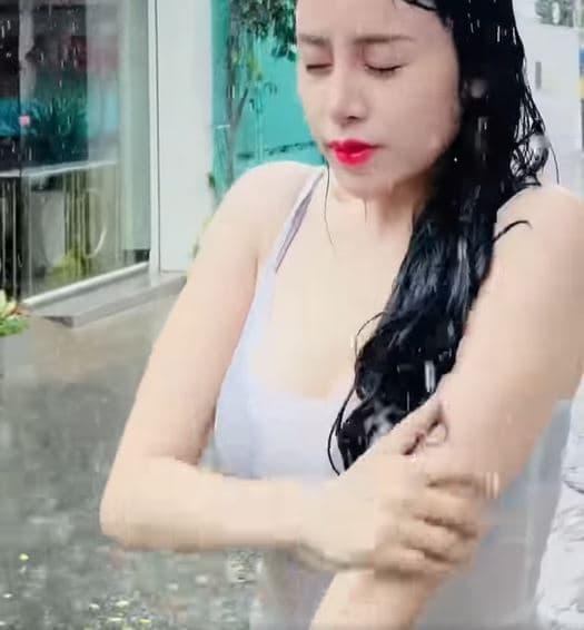 Bà Tưng tung clip tắm mưa, mặc áo mỏng tang lồ lộ cả nội y kém duyên-5