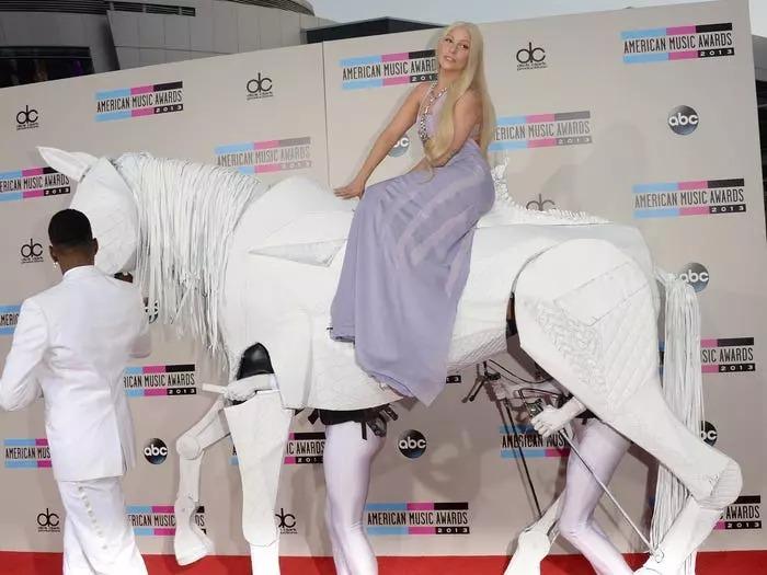 Những lần Lady Gaga ‘điên’ nhất: Từ váy thịt bò đến ‘không mặc gì’-13