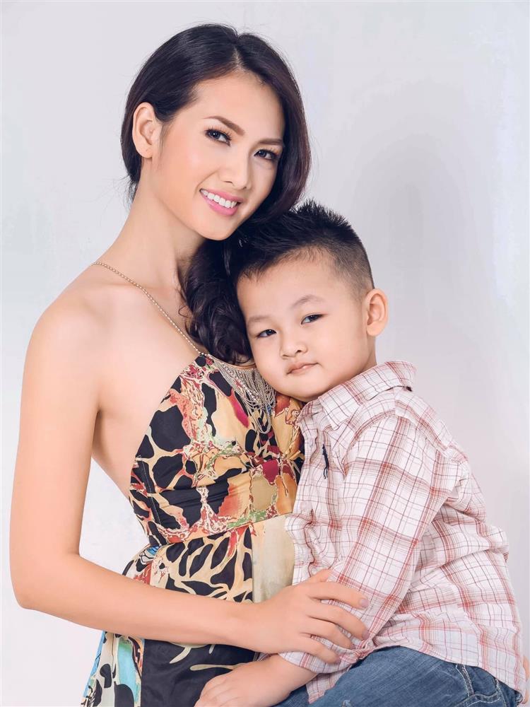 Siêu mẫu Việt đăng hình con trai, dân tình nhìn mà ngã ngửa: Mới ngày nào bé xíu mà giờ cao lớn, cách được mẹ dạy dỗ mới nể-3