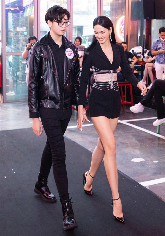 Siêu mẫu Việt đăng hình con trai, dân tình nhìn mà ngã ngửa: Mới ngày nào bé xíu mà giờ cao lớn, cách được mẹ dạy dỗ mới nể-4