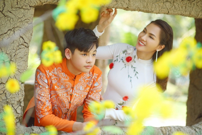 Siêu mẫu Việt đăng hình con trai, dân tình nhìn mà ngã ngửa: Mới ngày nào bé xíu mà giờ cao lớn, cách được mẹ dạy dỗ mới nể-5