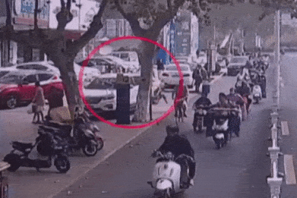 Clip: Nhấn nhầm chân ga, nữ tài xế bị hất văng khỏi xe ô tô