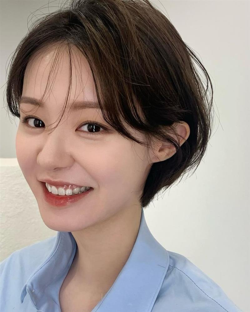 4 kiểu tóc ngắn không cần cắt mái vẫn giúp mặt thanh thoát, nhìn góc nào cũng xinh-6