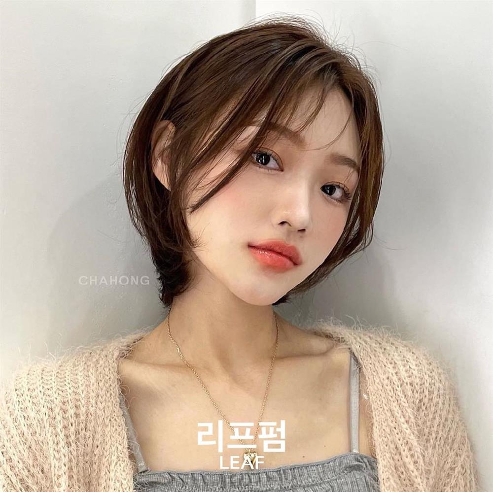 4 kiểu tóc ngắn không cần cắt mái vẫn giúp mặt thanh thoát, nhìn góc nào cũng xinh-8