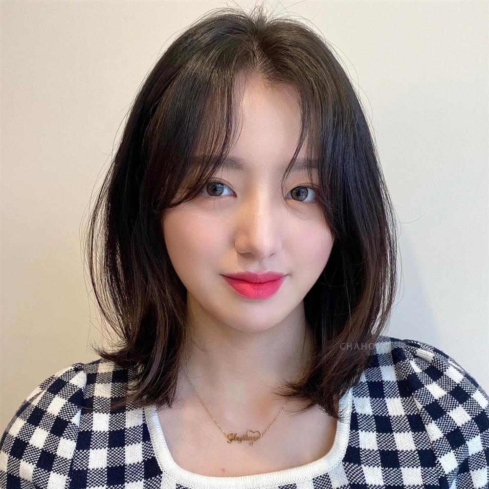 4 kiểu tóc ngắn không cần cắt mái vẫn giúp mặt thanh thoát, nhìn góc nào cũng xinh-11