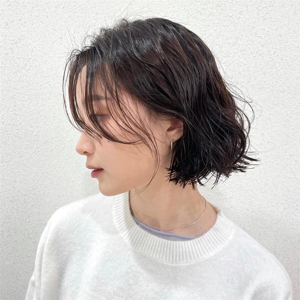 4 kiểu tóc ngắn không cần cắt mái vẫn giúp mặt thanh thoát, nhìn góc nào cũng xinh-13