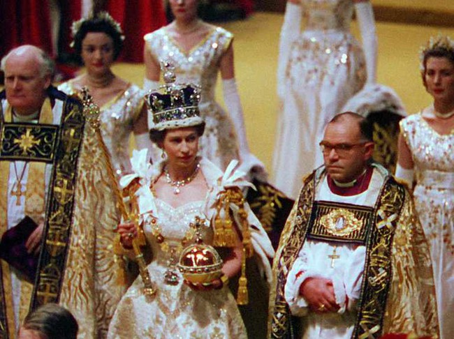 Sự thật đáng kinh ngạc về chiếc váy mang tính lịch sử của Nữ hoàng Anh trong lễ đăng quang cách đây 70 năm-1