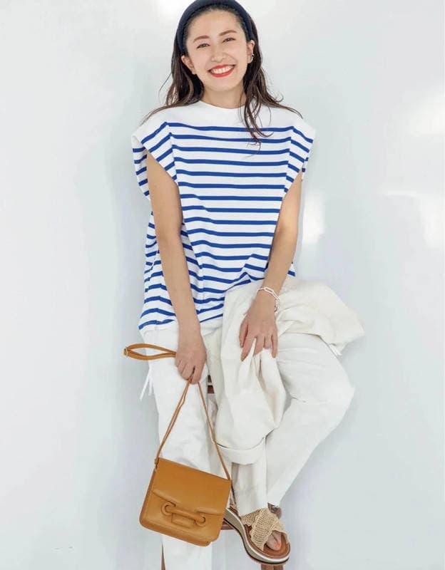 Hãy luôn giữ 3 chiếc áo phông này sau tuổi 40: Chúng diện với quần, váy rất đẹp và đủ thời trang cho cả một mùa hè-5