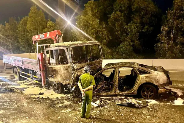 TP.HCM: Ô tô 4 chỗ tông tông trực diện xe tải cẩu rồi bốc cháy, 2 người tử vong-1