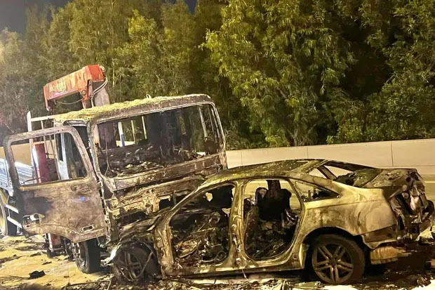 TP.HCM: Ô tô 4 chỗ tông tông trực diện xe tải cẩu rồi bốc cháy, 2 người tử vong-2