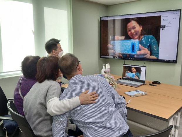 Chị em sinh đôi lạc nhau từ lúc 2 tuổi, không lớn lên cùng quốc gia và hoàn cảnh, 44 năm sau sự khác biệt giữa họ khiến khoa học bất ngờ-2