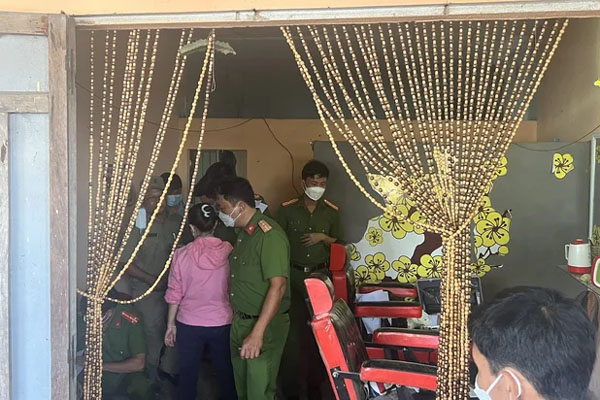 Ngồi tránh nắng, bà bán vé số bị xe tải chạy lùi tông tử vong-3