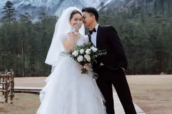 Yêu nhau 10 năm, cặp đôi tổ chức đám cưới 200 khách với đủ những 
