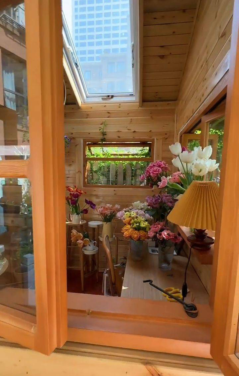 Ngẩn ngơ trước khu vườn nhà 60m² đẹp như tranh vẽ, thác hoa phủ vàng ruộm cả một góc sân-16
