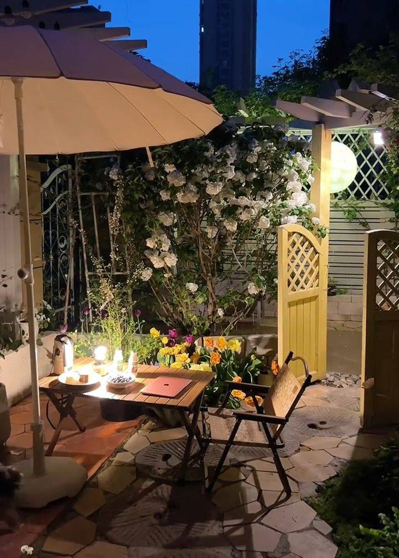 Ngẩn ngơ trước khu vườn nhà 60m² đẹp như tranh vẽ, thác hoa phủ vàng ruộm cả một góc sân-18