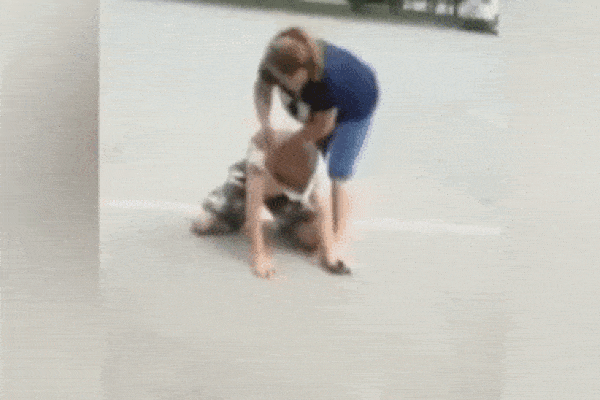 Cướp điện thoại của nữ cao thủ, nam thanh niên bị cô gái quật ngã, tát tới tấp giữa phố