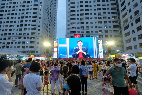 Chung cư vạn dân lắp màn hình LED khổng lồ cổ vũ 2 trận chung kết bóng đá SEA Games 31-1