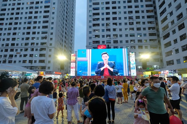 Chung cư vạn dân lắp màn hình LED khổng lồ cổ vũ 2 trận chung kết bóng đá SEA Games 31-1