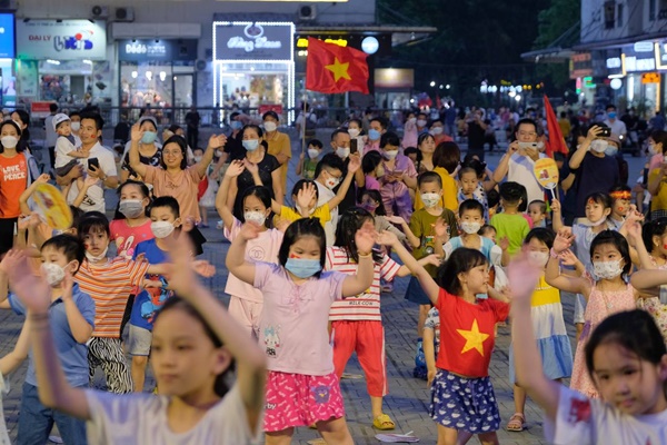 Chung cư vạn dân lắp màn hình LED khổng lồ cổ vũ 2 trận chung kết bóng đá SEA Games 31-3