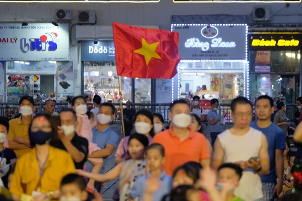 Chung cư vạn dân lắp màn hình LED khổng lồ cổ vũ 2 trận chung kết bóng đá SEA Games 31-4