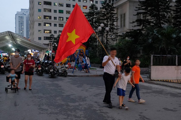 Chung cư vạn dân lắp màn hình LED khổng lồ cổ vũ 2 trận chung kết bóng đá SEA Games 31-6