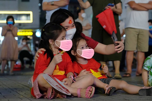 Chung cư vạn dân lắp màn hình LED khổng lồ cổ vũ 2 trận chung kết bóng đá SEA Games 31-9