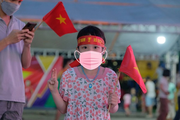 Chung cư vạn dân lắp màn hình LED khổng lồ cổ vũ 2 trận chung kết bóng đá SEA Games 31-11