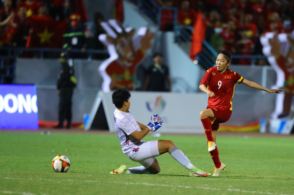Đội trưởng Việt Nam tạo cú nổ, đè bẹp Thái Lan đem về hat-trick vàng ở SEA Games-1