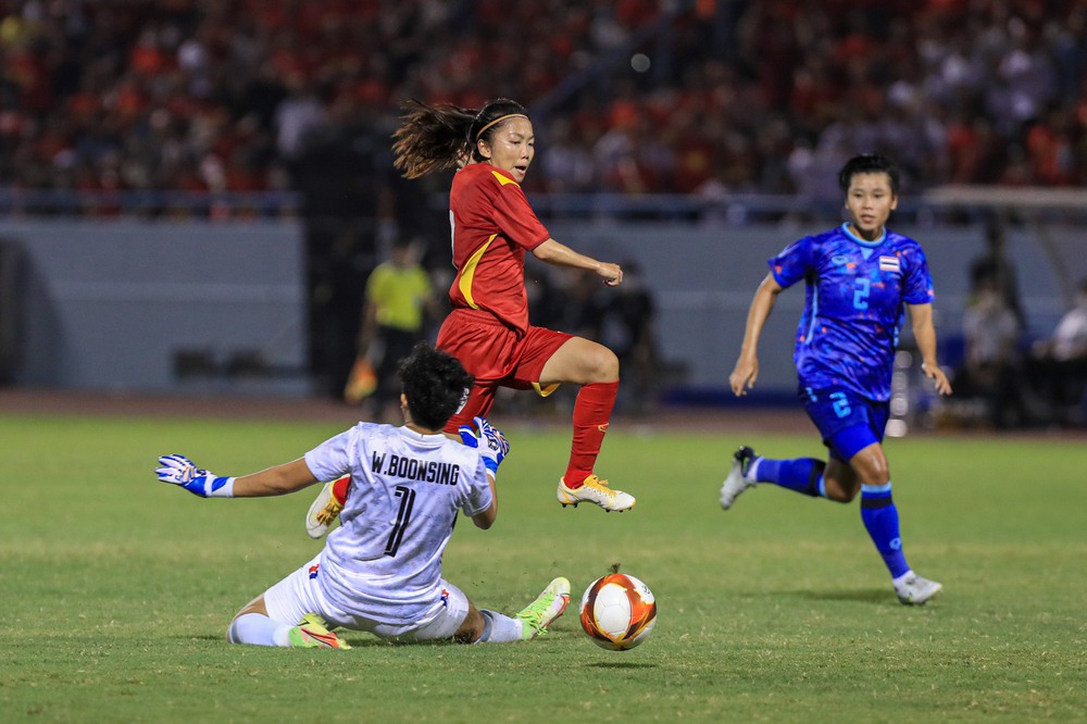 Đội trưởng Việt Nam tạo cú nổ, đè bẹp Thái Lan đem về hat-trick vàng ở SEA Games-2
