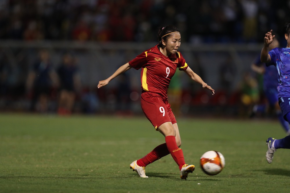 Đội trưởng Việt Nam tạo cú nổ, đè bẹp Thái Lan đem về hat-trick vàng ở SEA Games-3