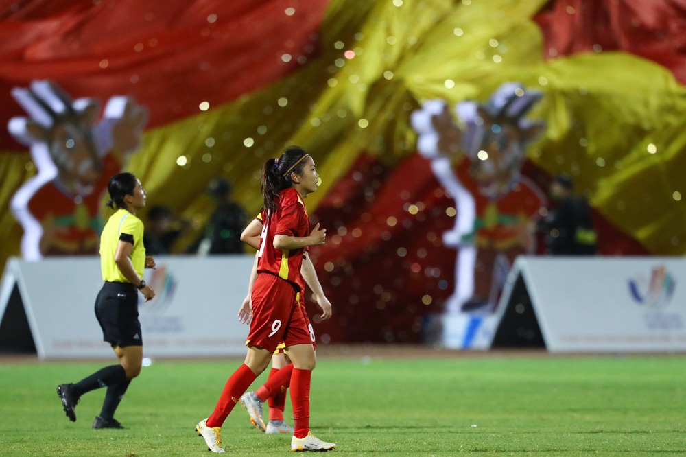 Đội trưởng Việt Nam tạo cú nổ, đè bẹp Thái Lan đem về hat-trick vàng ở SEA Games-4