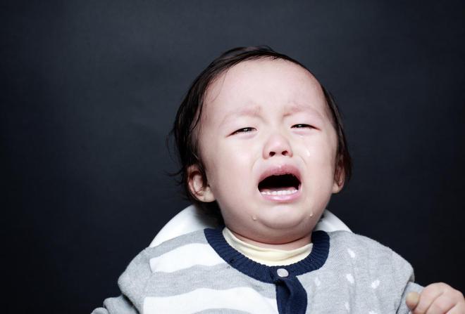 Trẻ đánh nhau vì tranh giành đồ chơi, cha mẹ cần làm gì để giải quyết mâu thuẫn mà vẫn giáo dục được trẻ?-1