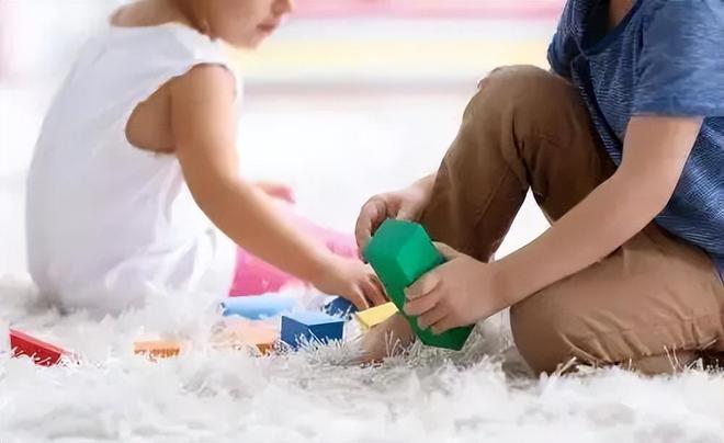 Trẻ đánh nhau vì tranh giành đồ chơi, cha mẹ cần làm gì để giải quyết mâu thuẫn mà vẫn giáo dục được trẻ?-4