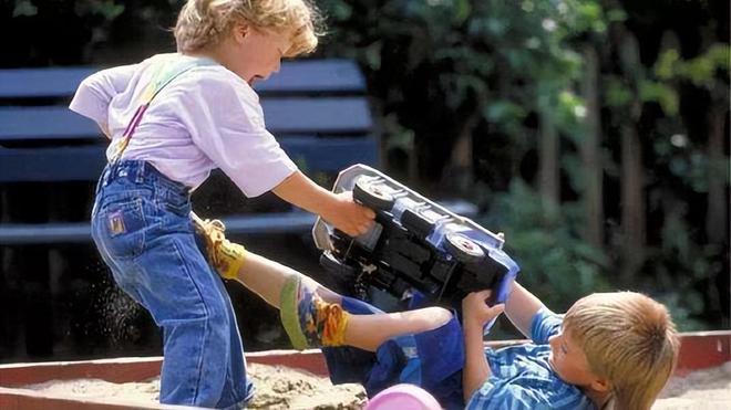 Trẻ đánh nhau vì tranh giành đồ chơi, cha mẹ cần làm gì để giải quyết mâu thuẫn mà vẫn giáo dục được trẻ?-3