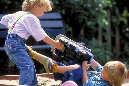 Trẻ đánh nhau vì tranh giành đồ chơi, cha mẹ cần làm gì để giải quyết mâu thuẫn mà vẫn giáo dục được trẻ?