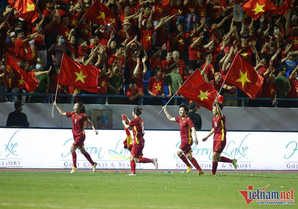 Xúc động hình ảnh cầu thủ nữ Việt Nam cắm cờ Tổ quốc trên bục nhận huy chương-1