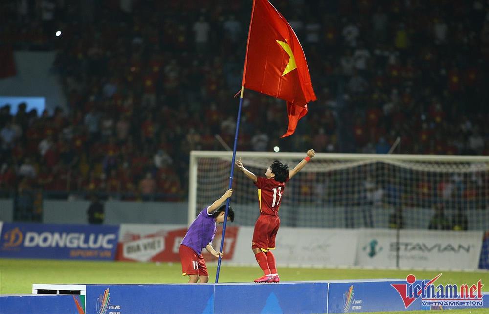 Xúc động hình ảnh cầu thủ nữ Việt Nam cắm cờ Tổ quốc trên bục nhận huy chương-10