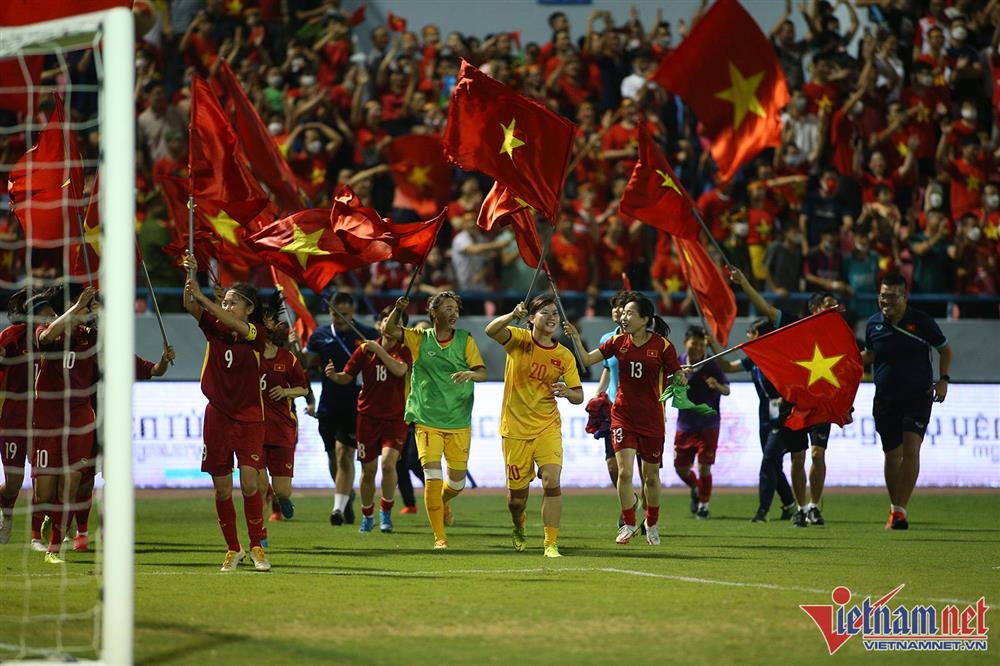 Xúc động hình ảnh cầu thủ nữ Việt Nam cắm cờ Tổ quốc trên bục nhận huy chương-2