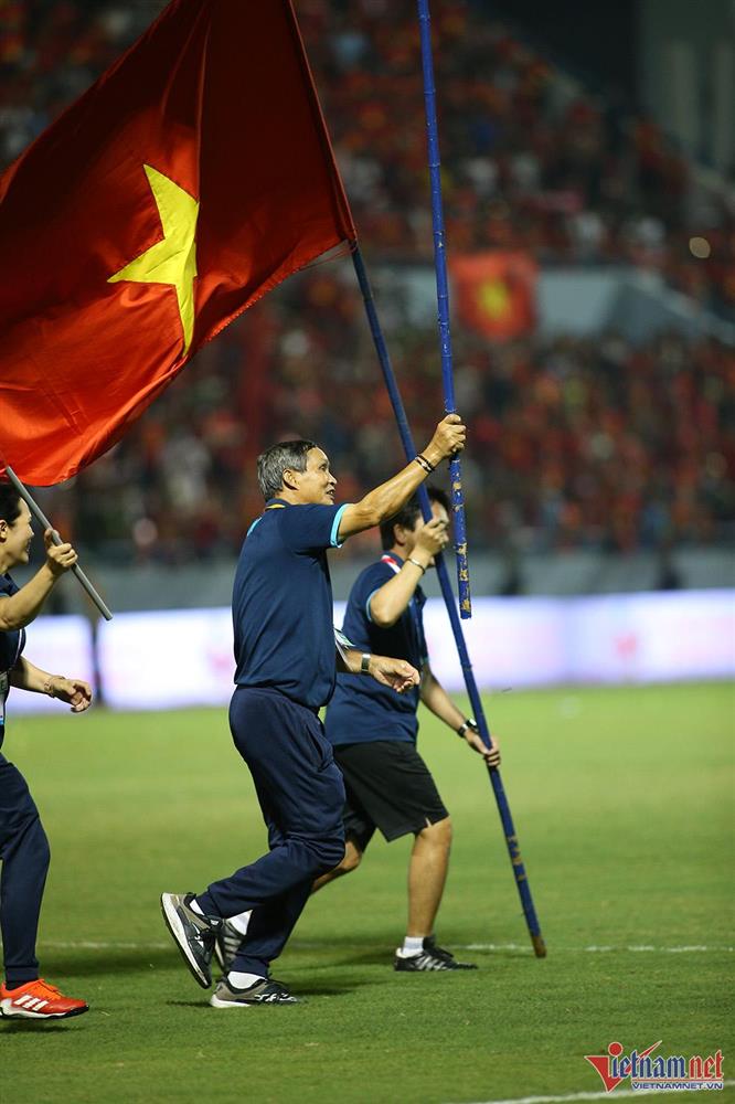 Xúc động hình ảnh cầu thủ nữ Việt Nam cắm cờ Tổ quốc trên bục nhận huy chương-3